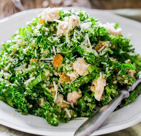 KALE AND QUINOA SALAD WITH LEMON VINAIGRETTE #vegetarian #salads