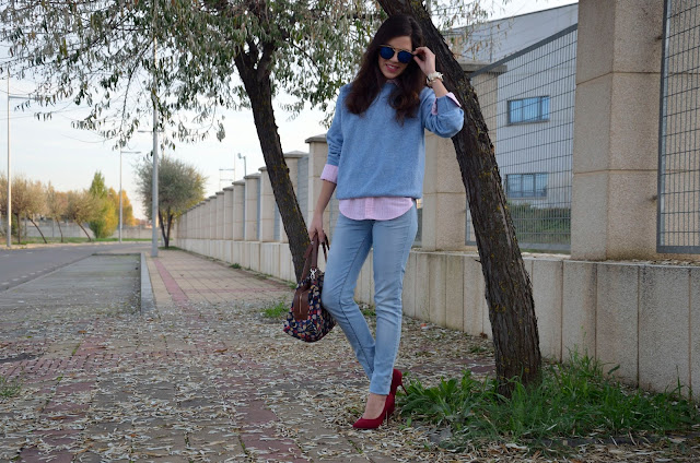 look-azul-rojo-jersey-lana-jeans-camisa-blogger-tendencia-masculina