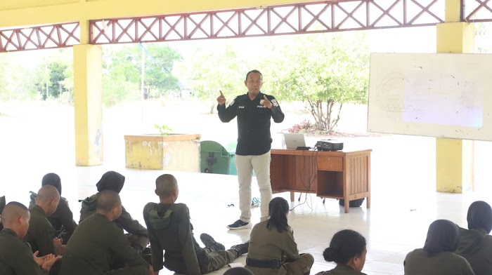 Di Bumi Perkemahan Sabaru, Humas Polda Kalteng Edukasi Peserta Diklatsar Menwa Bijak Bermedsos dan Waspada Grooming 