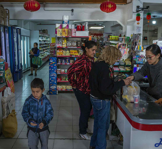 Supermercado Argen-Chino em Las Lajas, é instrumento de propaganda chinesa para seduzir a população local.