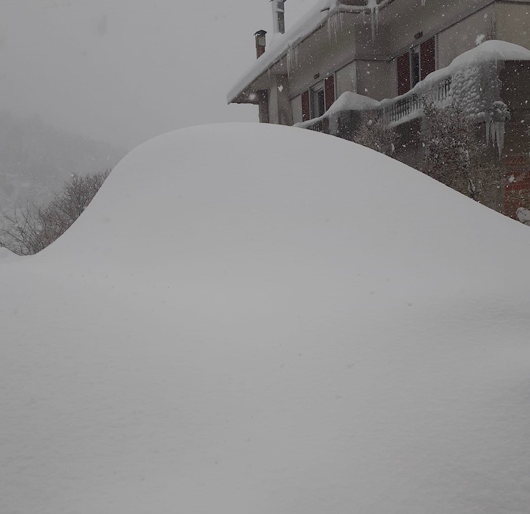 Εύβοια: Θα πάθετε πλάκα αν δείτε τι κρύβεται κάτω από το χιόνι στα Καμπιά