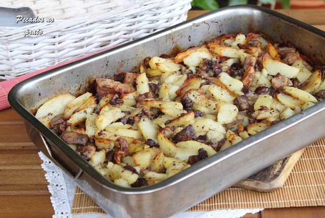 Batatas assadas no forno com miúdos