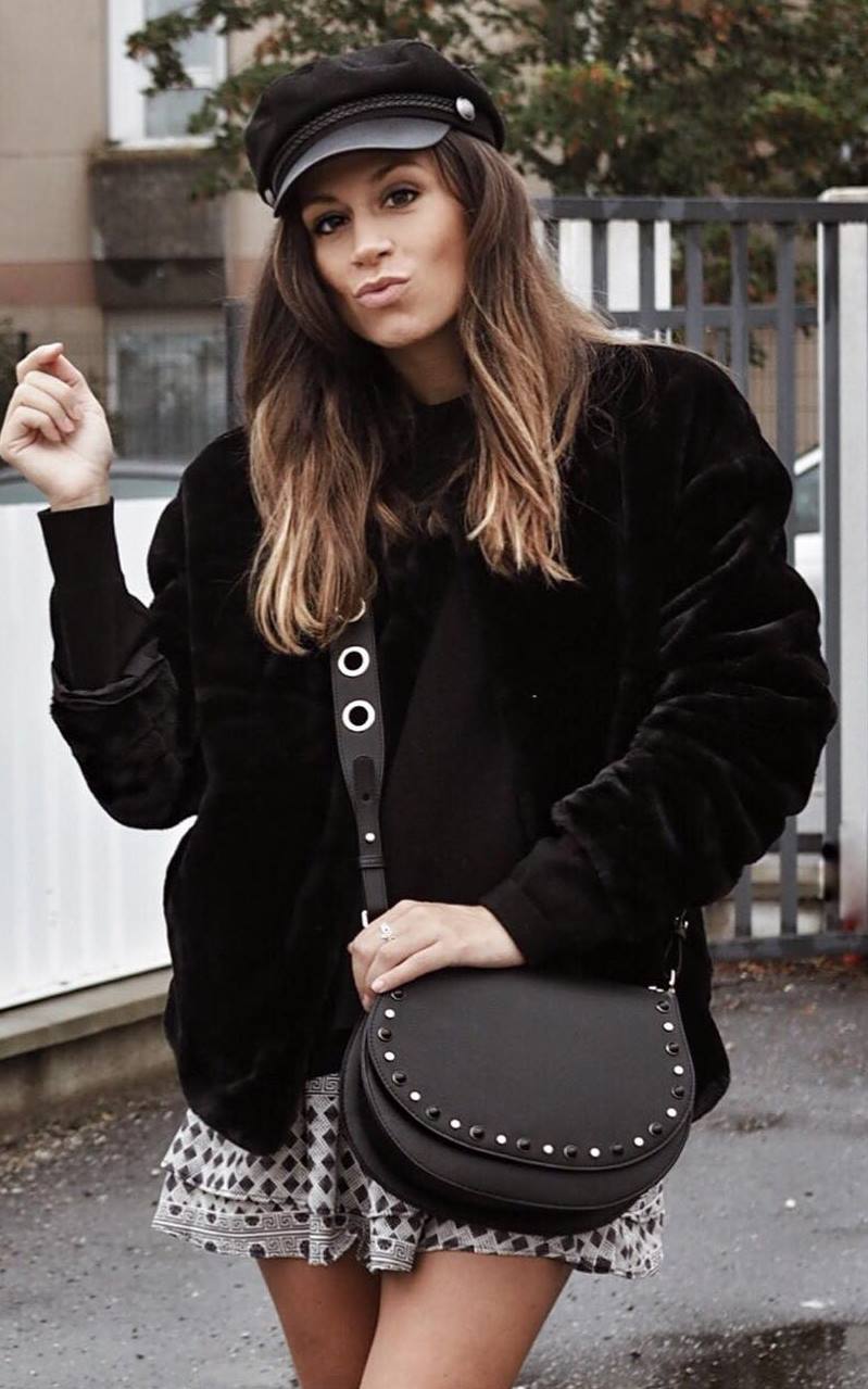trendy fall outfit_hat + sweatshirt + bag + printed skirt + fur jacket