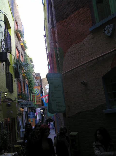 London city walks: Covent Garden and Neal's Yard  by E.V.Pita http://nowlondonnews.blogspot.com/2012/05/london-city-walks-covent-garden-and.html   Paseo en Londres por mercado de Covent   por E.V.Pita