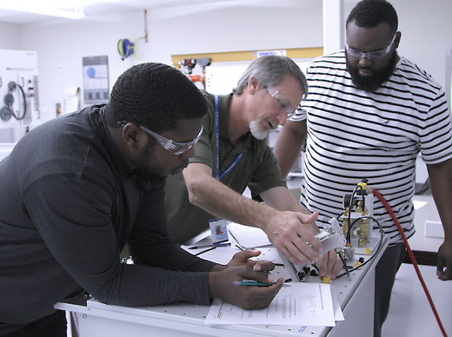 Tim Gilboy, ET Instructor working with students in SJRSC ET Lab