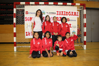 El Club Balonmano Zuazo presenta al centenar de integrantes de sus equipos 