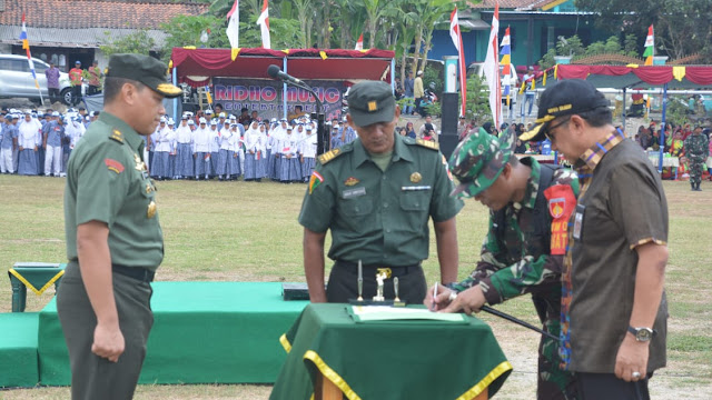 Tarik Minat Baca, TMMD Reguler Ke-106, Adakan Perpustakaan Keliling Dengan Delman