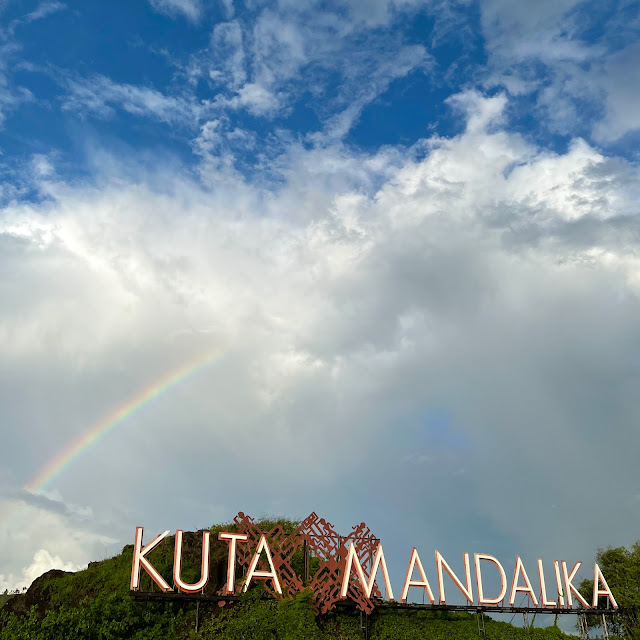 Pelangi di atas tulisan "Kuta Mandalika"