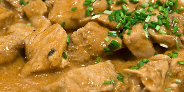 Daily Slimming World Recipe: Super Easy Chicken With Curry Yogurt Sauce