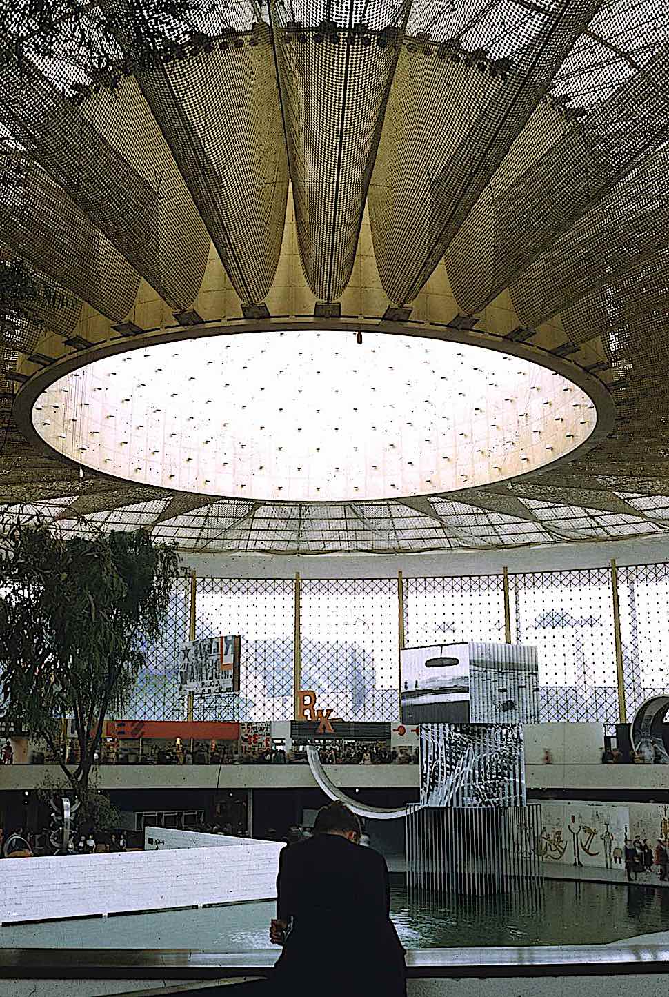 the 1958 World's Fair in Brussels, a color photograph of an event at the interior pond