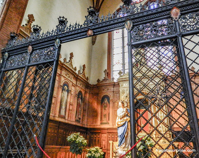 Altar lateral na Basílica de São Petrônio em Bolonha