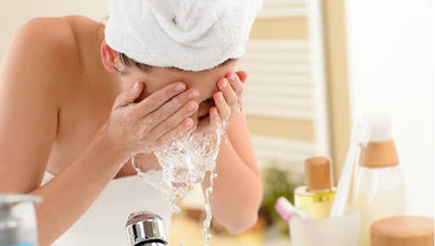 Steps-for-a-home-facial  woman wash her face with water girl  امرأة فتاة بنت تغسل وجهها بالماء بالخطوات: طريقة عمل تنظيف فعال للبشرة