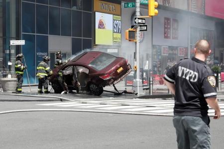 Carro atinge pedestres e deixa 1 morto e dezenas de feridos na Times Square