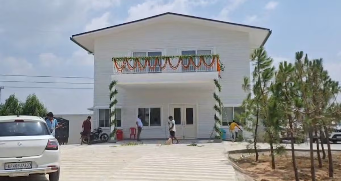 अखिलेश यादव ने आजमगढ़ में किस तरह का घर और कार्यालय बनवाया है? क्या आपने देखा है ? यहां देखें