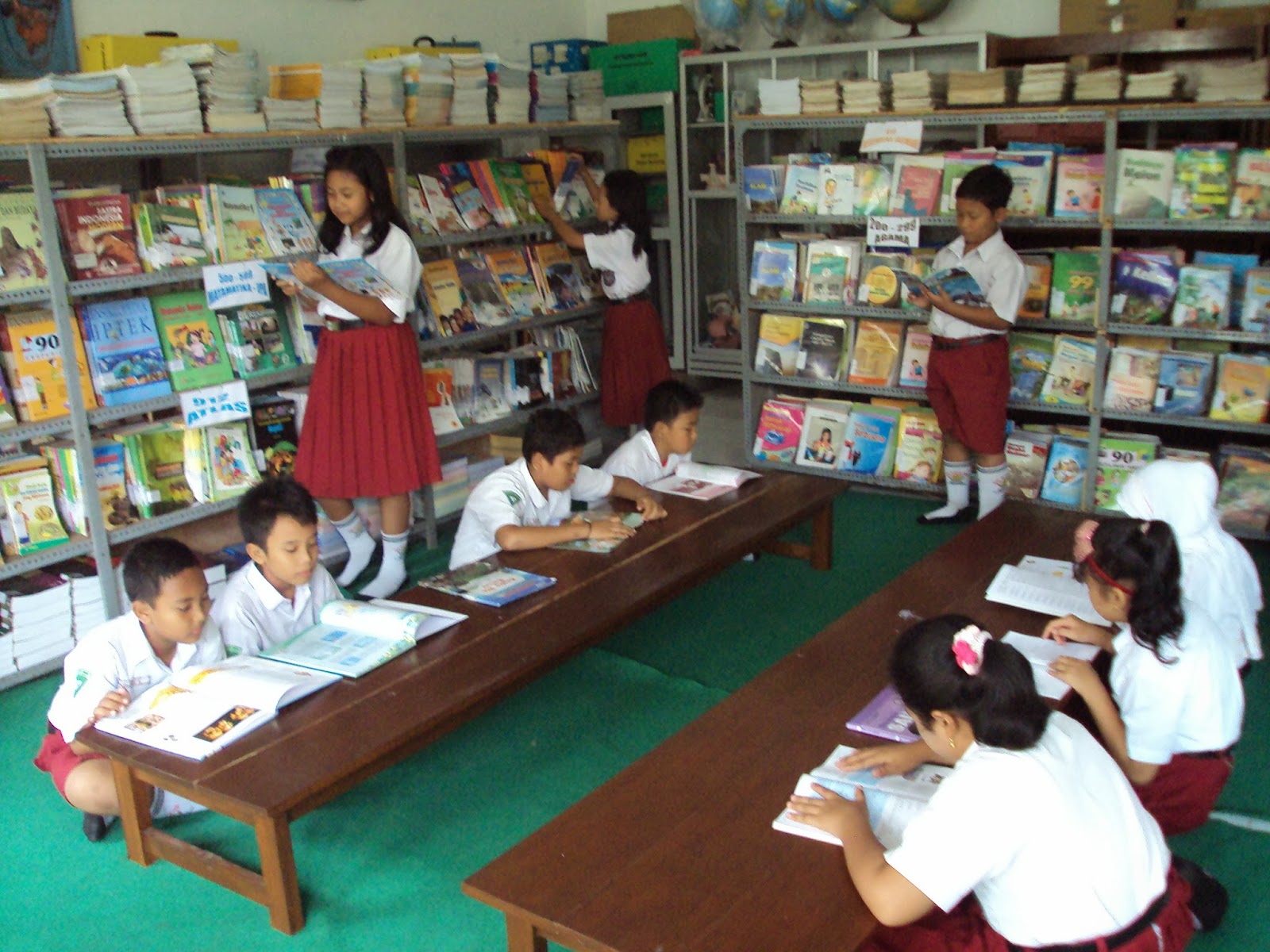  Gambar Kartun Membaca Buku Di Perpustakaan Top Lucu