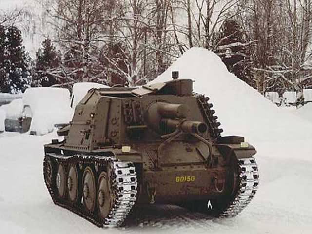 Серийная Stormartillerivagn m/43 на полигоне