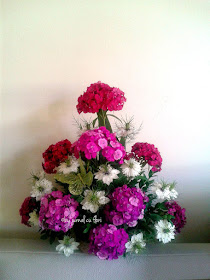 aranjament biserica cu flori albe si roz