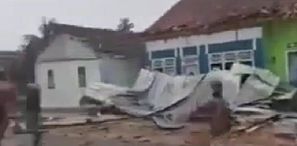 Tulangbawang Dihantam Puting Beliung, Seorang Ibu Tewas Dan Puluhan Rumah Rusak Parah