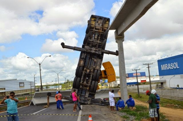 Viga que seria colocada em passarela cai sobre pista e BR-324 fica interditada