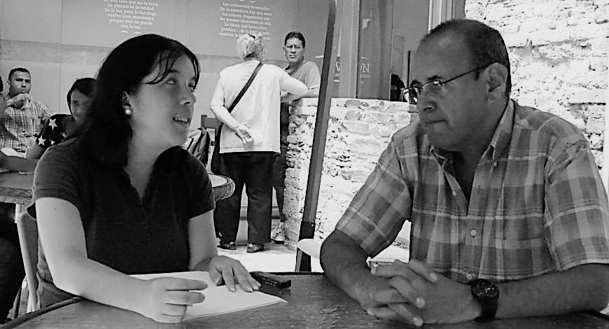 Adriana Rodríguez y Rubén Darío Jaimes durante la entrevista (blanco y negro