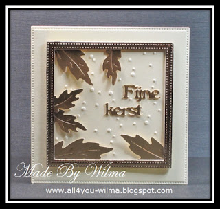 Een kleine kerstkaart met een gouden frame en gouden blaadjes. A small Christmas card with a golden frame and golden leaves.