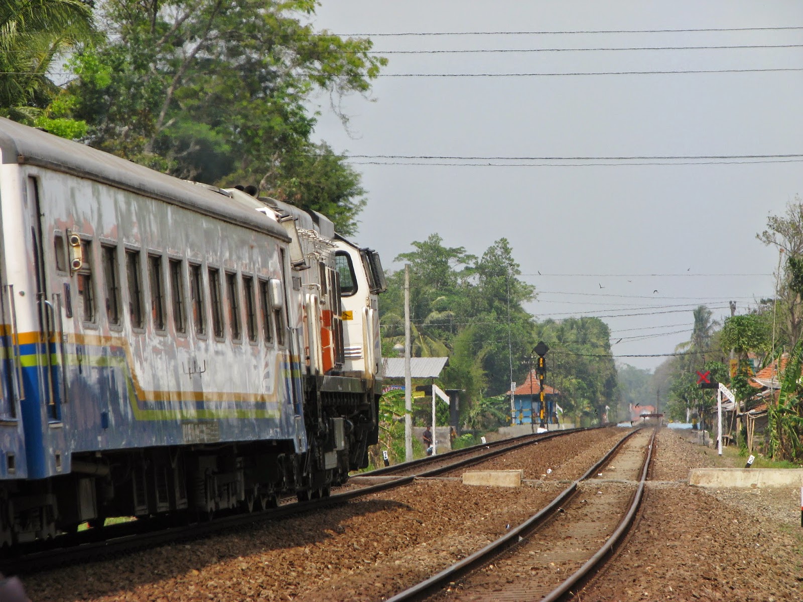 Kereta Api Indonesia: Goyang Wesel Rangkaian Fajar Utama 