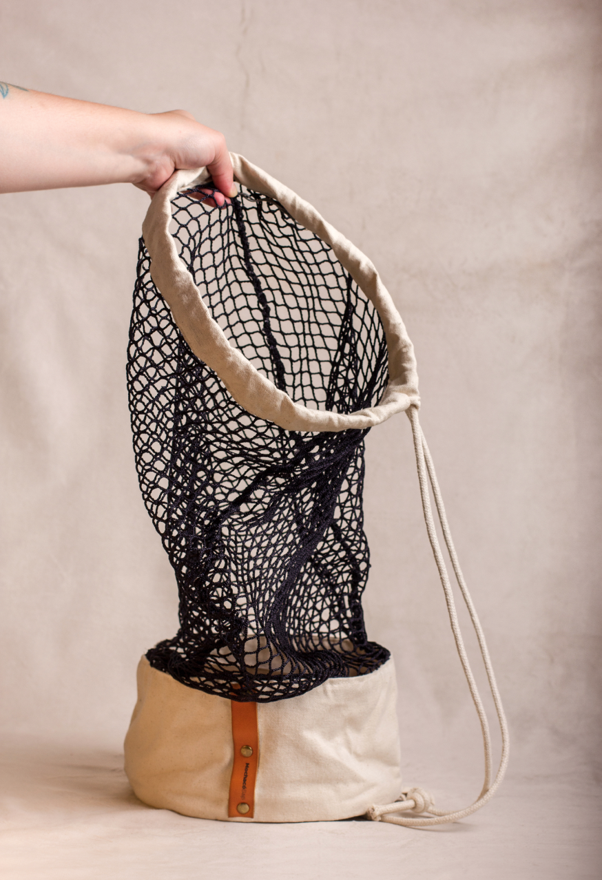 Los bolsos hechos con redes de pesca causan sensación en Gipuzkoa