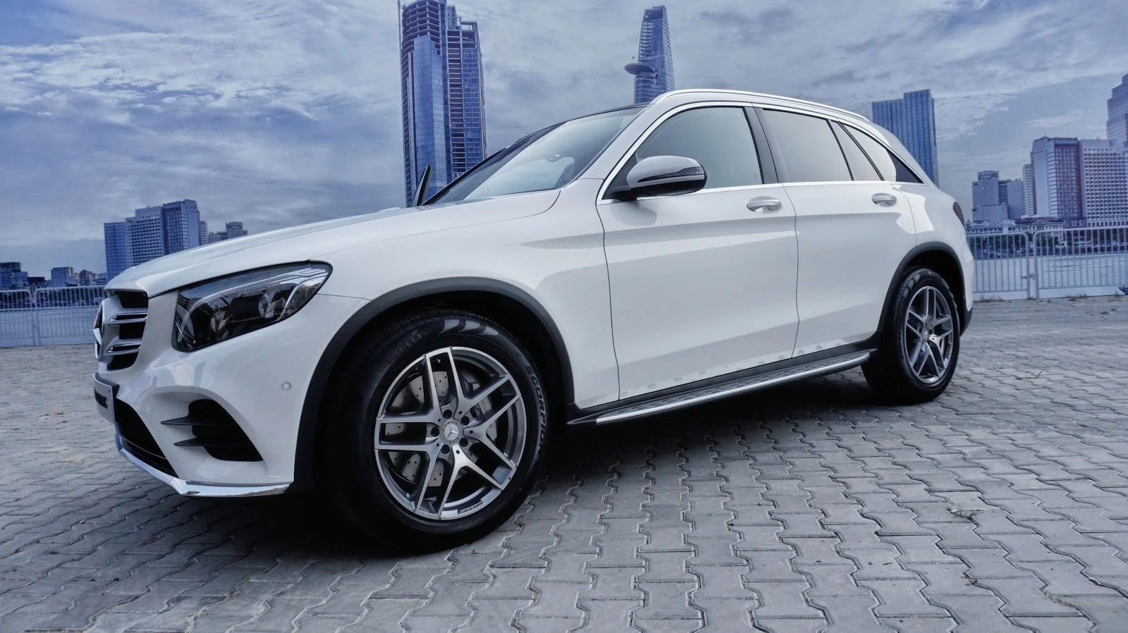 Cận cảnh Mercedes-Benz GLC 300 4Matic 2016