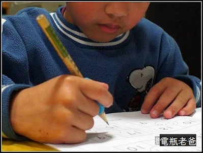 握力如果已經發展好，就可以正式進入寫硬筆字，為了讓開始的握姿就正確，套上握筆器可以握筆讓姿勢固定在適當的位置。