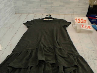 中古品　子供服　１３０ｃｍ　ブラック　半袖ワンピース　１１０円