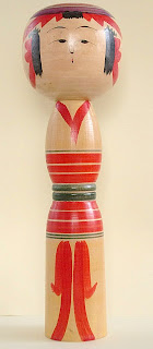 This is a picture of kokeshi.The type is a traditional Yajiro kokeshi.The artisan is Fukuo Niiyama.The tall is 31cm,12inch,the max width is 9.5cm,3.7inch,the max circumference is 30cm,11.8inch.