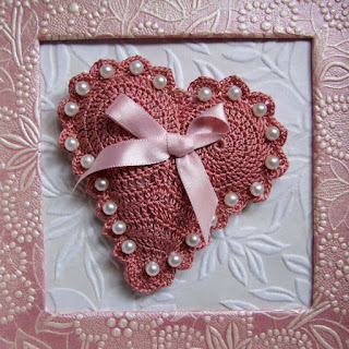 coração de crochet sobre papel de parede 