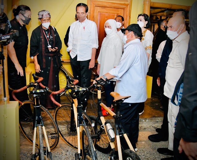 Kunjungi Kampus Bambu, Presiden Jokowi Lihat Beragam Produk Termasuk Sepeda Bambu 