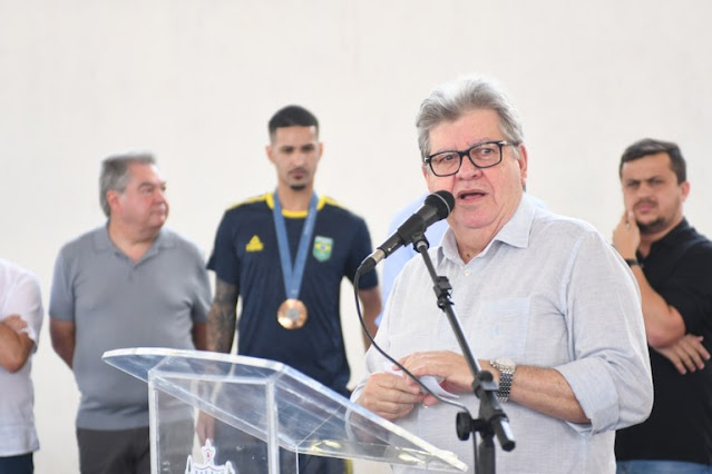 João Azevêdo recepciona medalhista olímpico Netinho e destaca investimentos do Governo da Paraíba no esporte