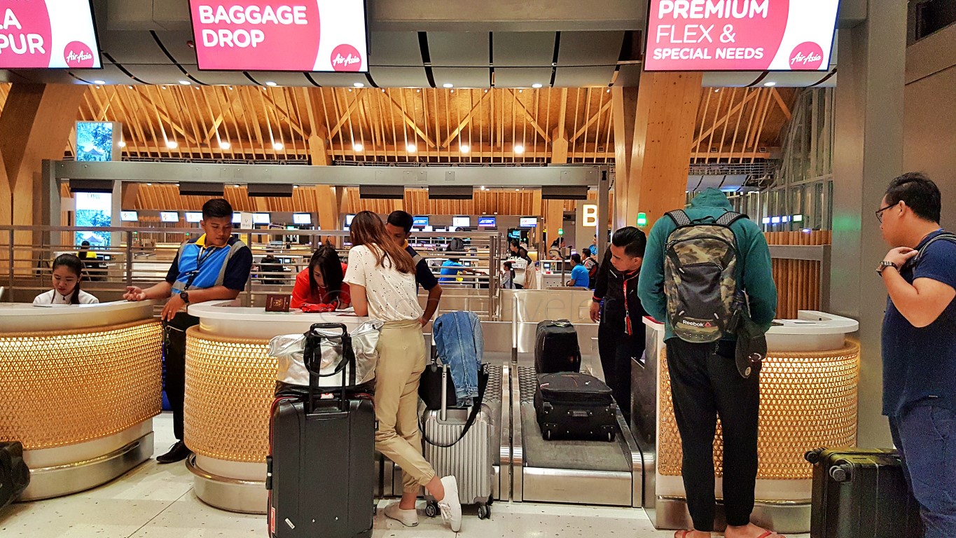 Cebu International Airport Terminal 2 Row D Air Asia Check-in Countersunters