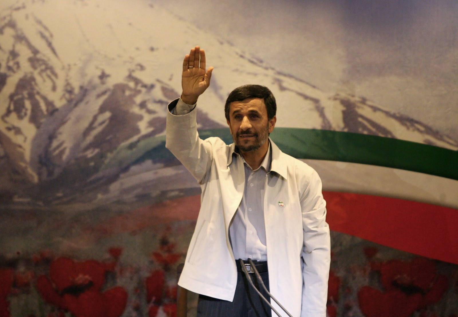 ahmadinejad victory pose mahmoud ahmadinejad in un hd wallpapers ...