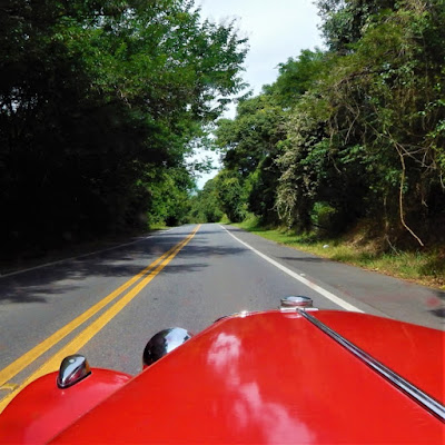 Tivemos que ultrapassar os carros mais adiantados, para evitar que eles se perdessem nas estradinhas do Circuito das Águas e nas ruas internas de Socorro. Nós estudamos o caminho e acabamos liderando o primeiro pelotão.