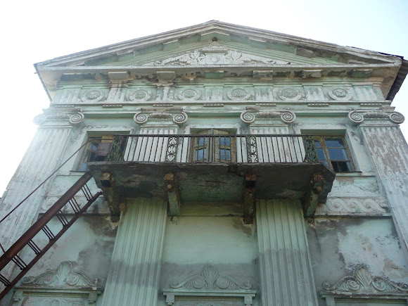 Прелесне. Палац Бантиша. 1837 р. Декор на будівлі. Балкон і протипожежені сходи