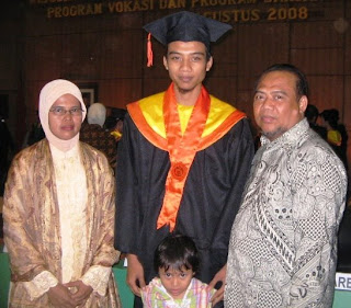 UBANZHOLIC SITE: UCAPAN RASA SYUKUR ATAS WISUDA D3