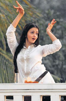 Bollywood Actress Aishwarya Rai & Actor Abhishek at Mani Ratnam’s Ravana film shooting stills