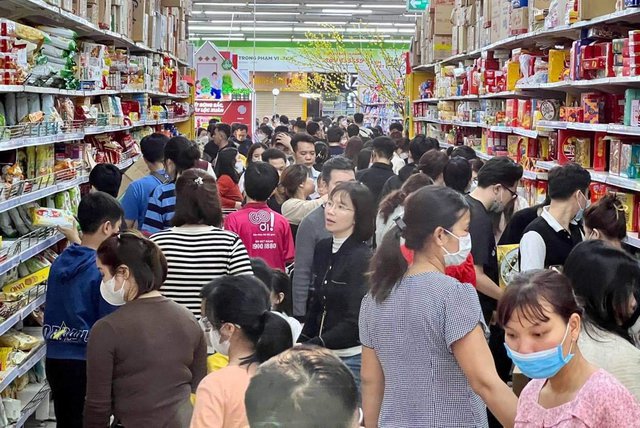 Xếp hàng dài chờ thanh toán lúc 22 giờ đêm tại các siêu thị, TTTM <a href=