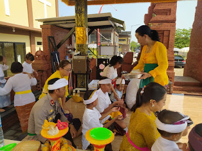 Anggota Polresta Sidoarjo Ibadah Umat Hindu di Pura Kertha Bumi Bhayangkara