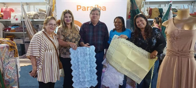 João Azevêdo e primeira-dama prestigiam artesãos paraibanos no 15º Salão do Artesanato, em Brasília