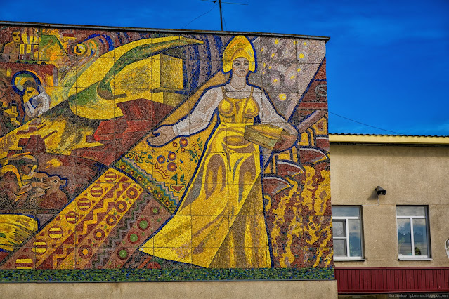 Мозаика с изображением женщины в кокошнике занимающейся посевом семян в поле