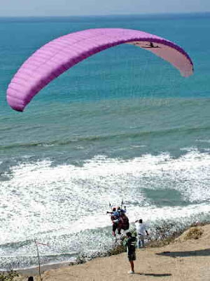 Playa de Canoa Parapente Alas Delta y surf en Canoa Manabí