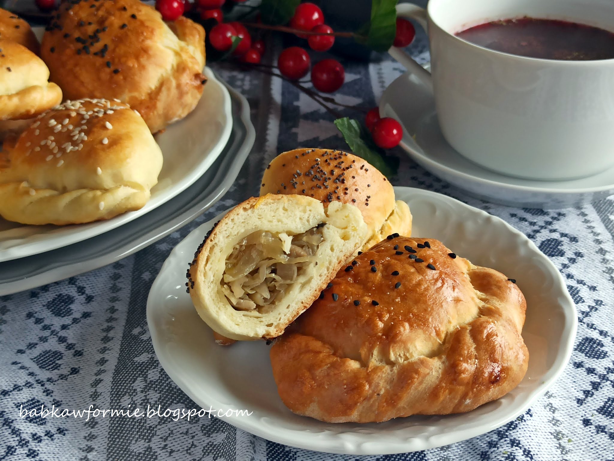 pieczone pierogi drożdżowe z kapustą i grzybami babkawformie.blogspot.com