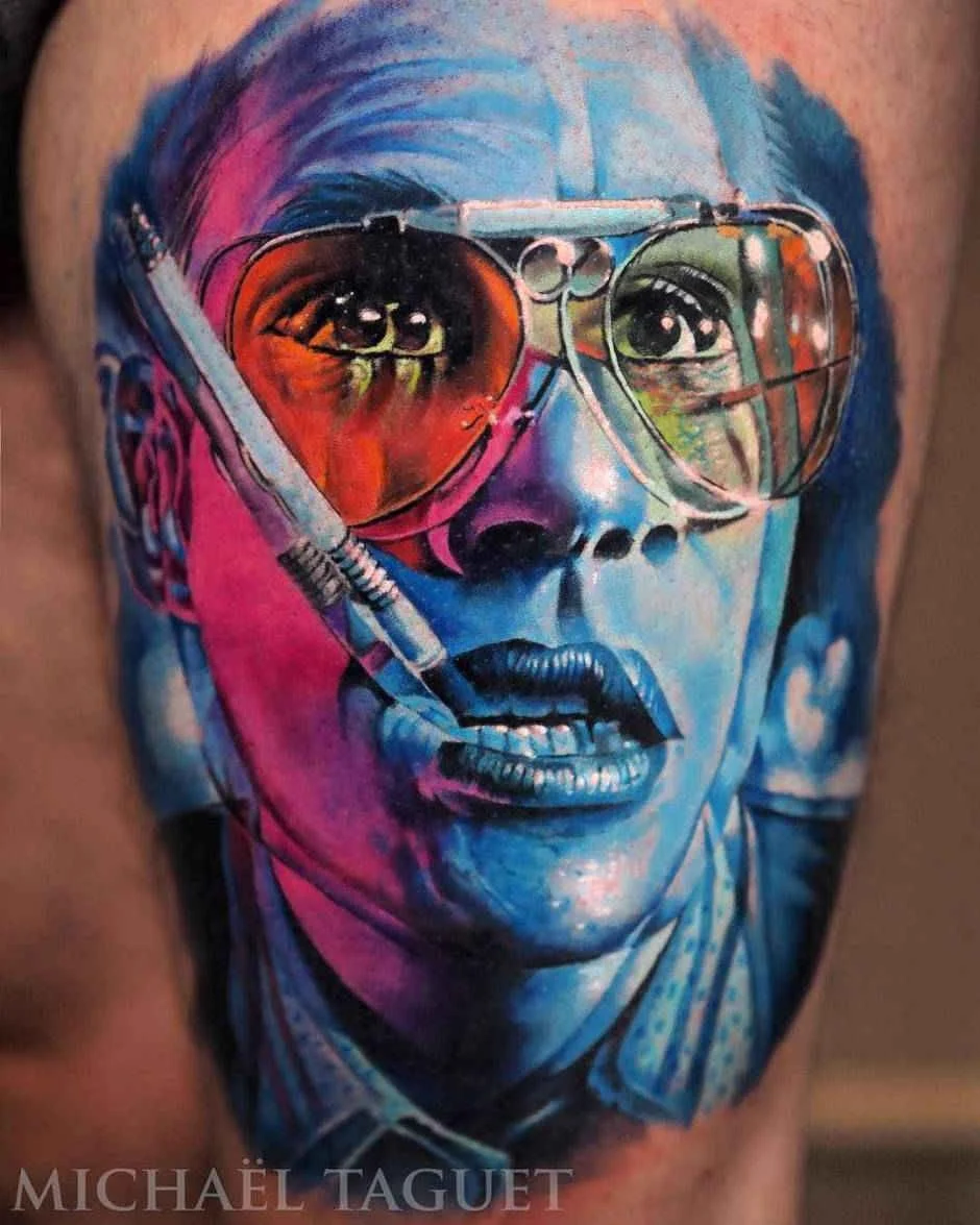 Imagen de un tatuaje de mujer con gafas