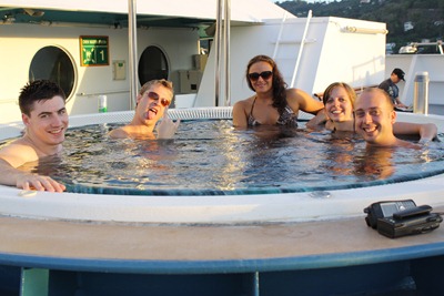 E aqui estou eu, no tal cumprimento do dever, como podem ver pelo rádio e telefone na beira do jacuzzi!