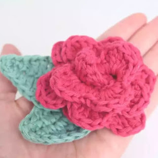 Aplique Completo de Rosa a Crochet