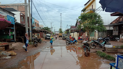 Drainase Tidak Berfungsi, Genangan Air Penuhi Badan Jalan